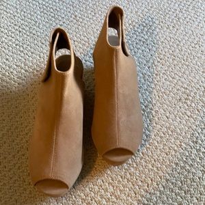 NWOT Chocolat Blu Camel Suede wedges, size 9